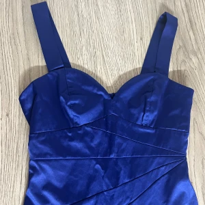 Klänning - Sjukt snygg klänning i storlek 36 (S) men passar även mig som vanligtvis bär XS. Klänningen har en figurnära passform och dragkedja i ryggen. Använd en gång och i utmärkt skick 💙