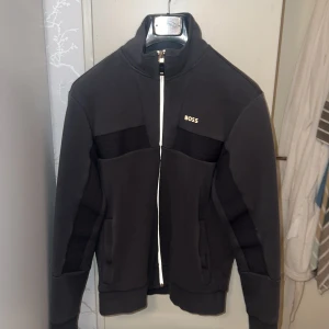 Svart ziptröja från BOSS - Grå ziptröja från Hugo boss med guld dragkedja storlek S