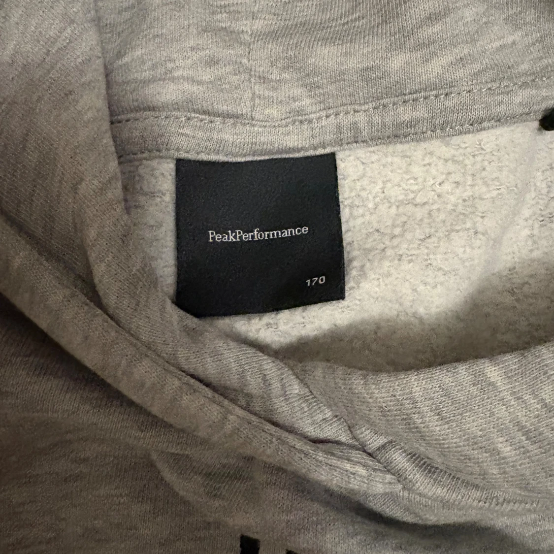 Grå hoodie från Peak Performance - 2