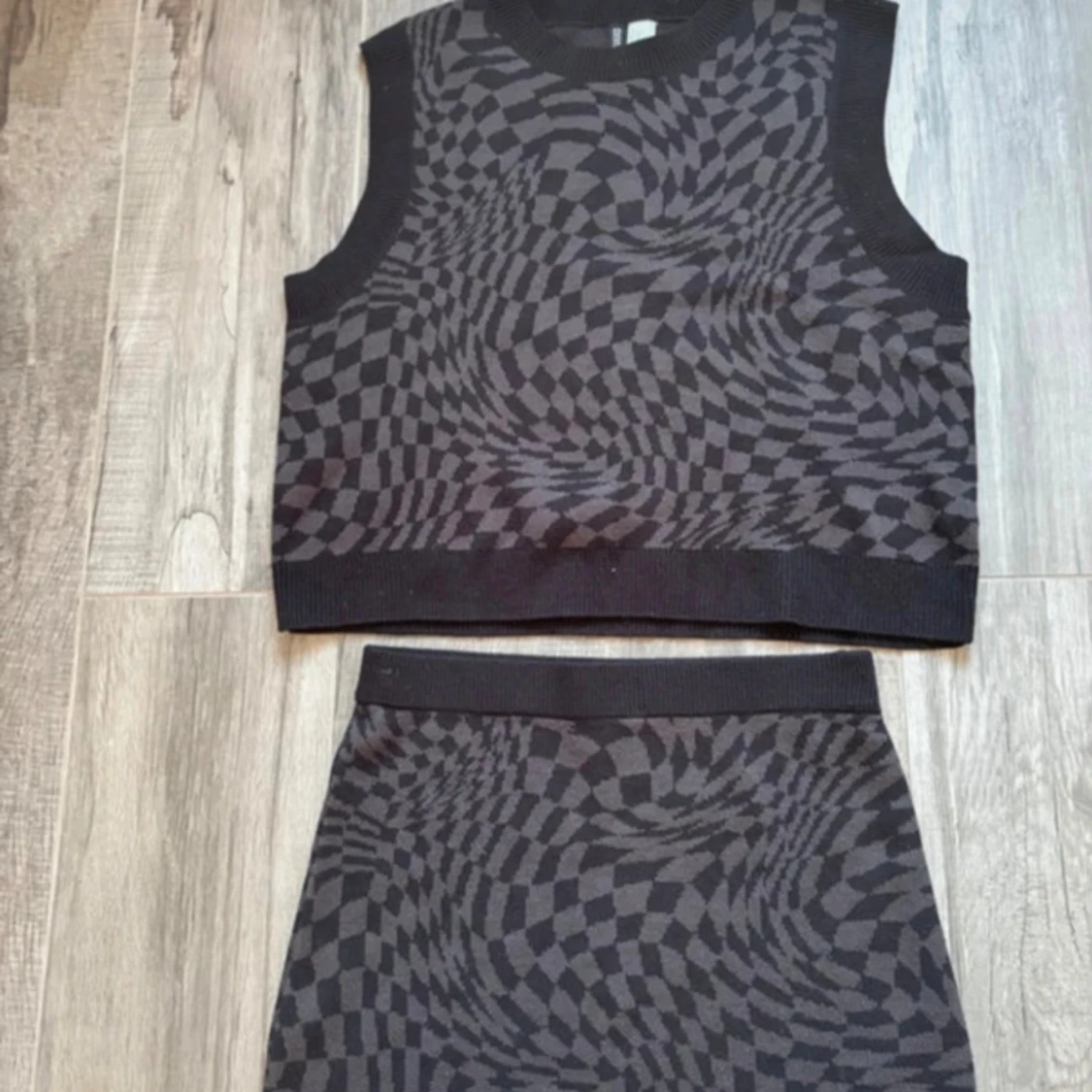 Svart och grå kortkjol samt väst från H&M