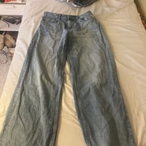 Wide jeans från H&M Divided ljusblå - Ljusblå jeans från H&M Divided. Breda ben och high waist i storlek 38