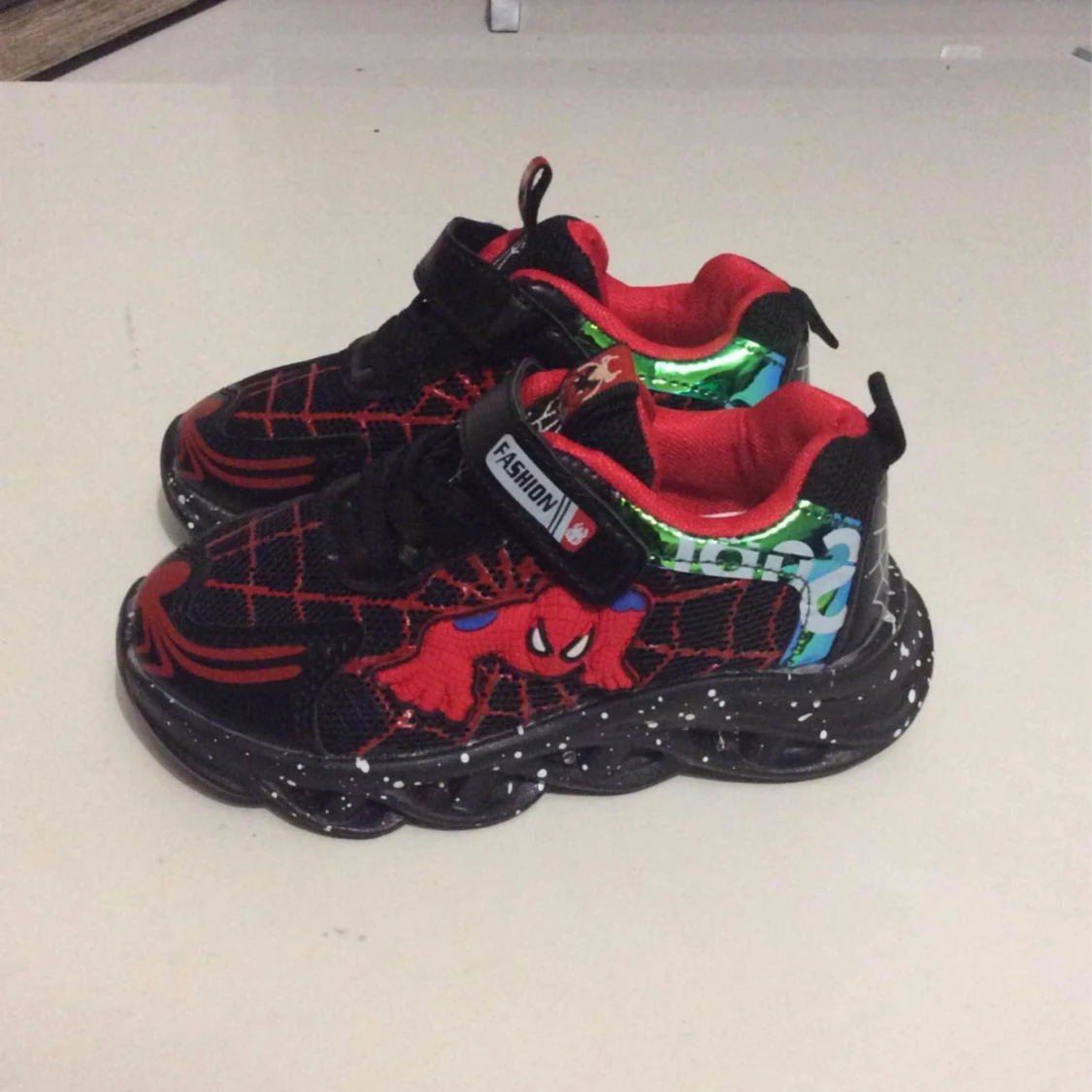 Svarta sneakers med Spiderman och LED