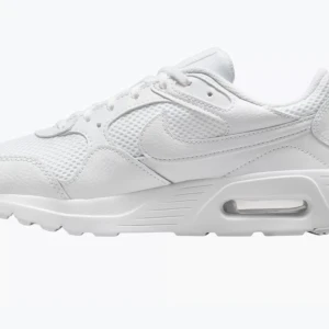 Nike Air Max sneakers helvita - Helt ny Nike Air Max sneakers som jag säljer eftersom fick storlek mindre och inte kunde lämna tillbaka som är i helvit färg med mesh och skinnpaneler. Snygg, chunky sula med synligt Air Max-fönster och rund tå. Klassisk snörning och diskret Nike-logga på sidan och hälen. Perfekt för dig som gillar cleana och sportiga vibes. Kommer med paket och allt tillbehör som i början när jag beställde och är inte ens använt👍🏻👍🏻