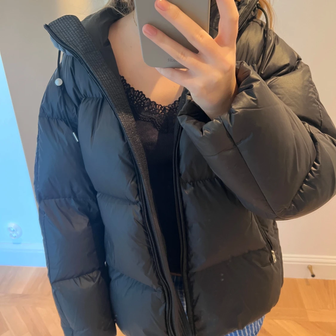 Svart pufferjacka från ARKET - 1