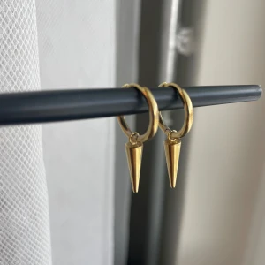 Guld Peak Hoops från Edblad - Säljer min Guldiga Peak Hoops eftersom dom kommer inte till användning. Är i bra skick 