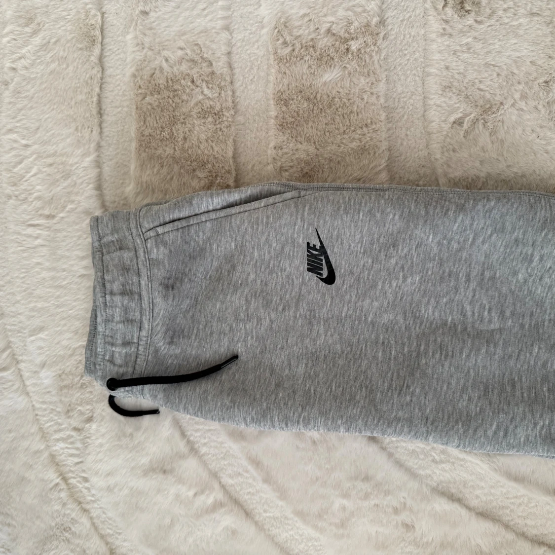 Grå mjukisbyxor Nike tech  - 1