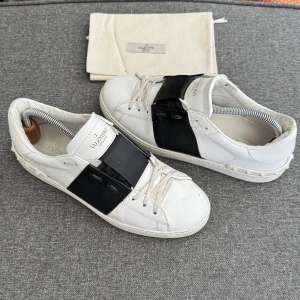 Valentino Open | 44 - Valentino Open sneakers | Grymt skick | Storlek 43.5, passar 43.5-44 | Original dustbag ingår | INGA BYTEN | Fraktar spårbart eller möts upp i Täby 