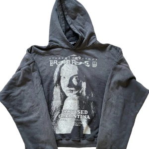 Svart hoodie Enfants Riches Déprimés - Svart hoodie från Enfants Riches Déprimés med stor grafisk print på framsidan. Snygg crop vid midjan