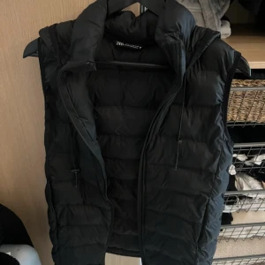 Svart  dunväst från Zara - Super fin. 