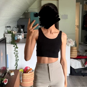 Svart crop top - Använd fåtal gånger, fint skick