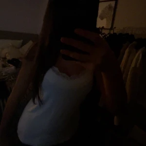 Vit linnetopp med spetskant - Gulligt linne med spets, Den är lite nopprig men inget man lägger märket till annars är den i ett gott skick ;)