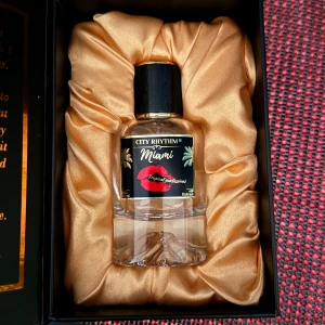 City Rhythm Miami | 50ml - City rythm parfym som blivit populära på sociala medier. Uppskattar att ungefär 22ml är kvar av de 50 ursprungliga. Exklusiv parfym från staterna. Priset är diskuterbart. 