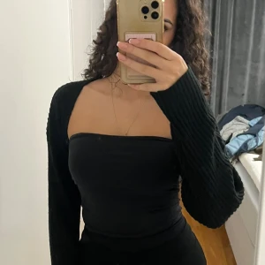 2 st korta koftor - Korta koftor, finns att ha både till klänningar och vanliga outfits, tjockt ribbat material.