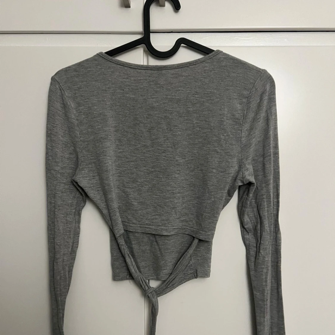 Grå croppad långärmad topp med snörning - 1