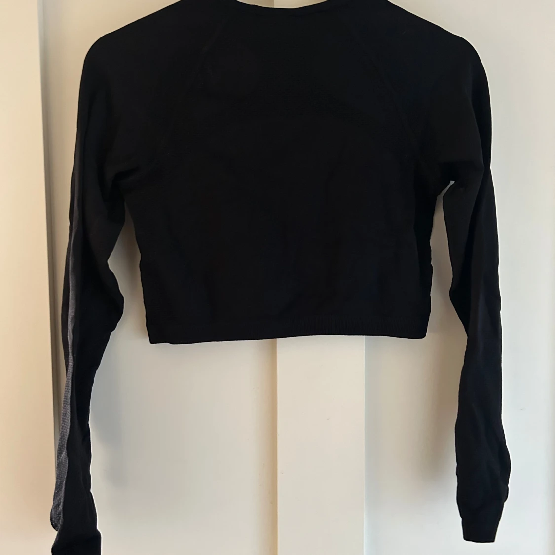 Svart croppad tröja från FB Sister - 1