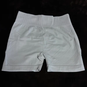 mjuk blå träningstights shorts - Helt nya mjuk blå shorts i skönt material! Storlek L på lappen, men passar nog bra för M.