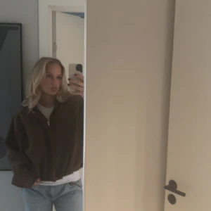 Brun oversized mockajacka - Hej fina!❤️Jag säljer en brun oversized mockajacka med klassisk krage och långa ärmar. Jackan har en loose fit och är tillverkad i mjuk mocka som ger en lyxig känsla. Endast använd enstaka gång då jag köpte fel storlek! Perfekt för dig som gillar en chill och trendig look. Pris kan diskuteras utan skambud! Hör gärna av er 💕