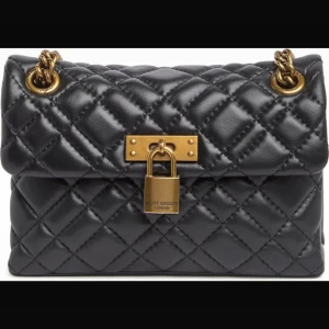 Kurt geiger väska (SÄLJER PÅ MIN VINTED) - Jätte snygg Kurt Geiger väska i mellan storlek som är i jätte bra skick, säljer den på min Vinted där jag heter (sellout0830) kan absolut diskutera priset där