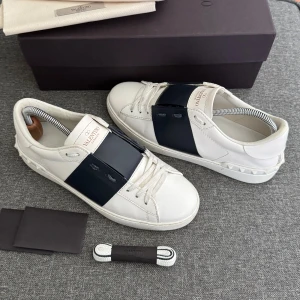 Valentino Open | 41 - Valentino Open sneakers | Nyskick! | Storlek 40, passar 40-41 | Original box, dustbag, kort samt extra skosnören ingår | INGA BYTEN | Fraktar spårbart eller möts upp i Täby