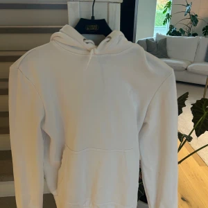 Vit hoodie från Pier One - Vanlig vit Hoddie i bra skick. 