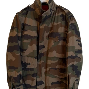 Moncler fieldjacket  - Moncler jacka herr. Camo black badge. Som ny! Super häftig även reversible. 2/1. Pris 3590kr finns att köpa på våran hemsida, Fashionels.com 