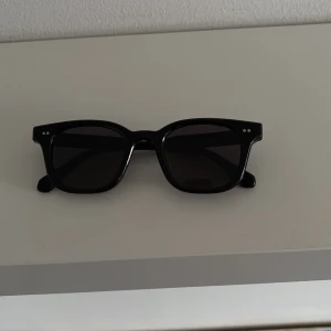 Svarta solglasögon från CHIMI - Snygga svarta solglasögon från CHIMI 02:or  glasögonen är i helt nytt skick utan några defekter alls.  Box och fodral och påsen man lägger glasögonen i hänger också med.