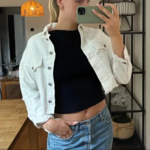 Jacka - Bit cropped jeansjacka från Chelsea. Storlek M men är liten i storlek. Knappt använd. 
