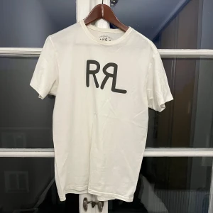 Rrl t-shirt - Rrl T-shirt med nice tryck, köpt i Rom. Inget kvitto. Säljer för den sitter udda på mig. Inga defekter, hör av er vid funderingar!