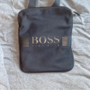Hugoboss Väska - Knappt använd, bra skick, säljs knappt längre, riktigt snygg och stilren!