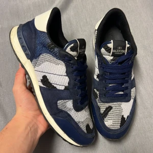 Valentino rockrunners 42 blå/vit - Sjukt feta rockrunners! Fetaste färgen som existerar! Självklart äkta! Kvitto finns, samt box, dustbag! Skick 9/10! Nypris ca7200kr! Färgen har slutat tillverkas! Hör av dig vid frågor 🤩