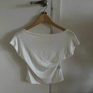 Vit topp med öppen rygg - Vit topp med öppen rygg. Mycket bra skick och är i strl M!