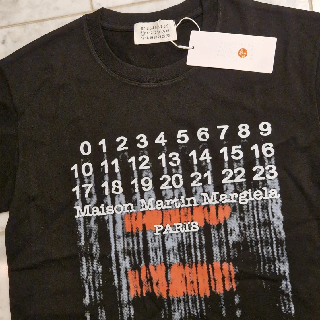 Maison Margiela svart t-shirt med print - 1