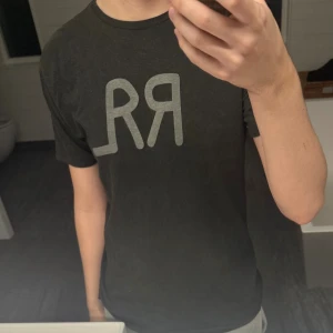 Svart t-shirt Ralph Lauren - Säljer denna snygga RL t shirt som jag inte längre använder. Den är i bra skick och är i storlek S.