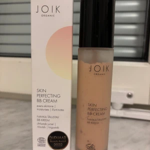 JOIK BB Cream Skin Perfecting - Skin Perfecting BB Cream från JOIK Organic. Endast användt ca 5 pumpar!! Bubblorna i tuben är luft bubblor!! Ger jämn hudton, återfuktar och ger lyster. Är i nyansen Light. Ekologiskt certifierad och prisbelönt 2022, ( köpt i september 2025 )🌸