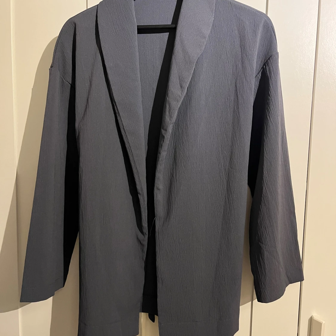 Mörkgrå omlott kavaj med knytband - 1