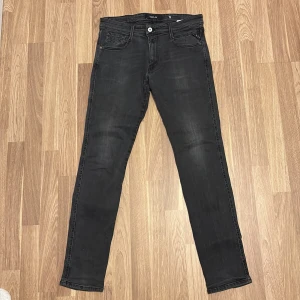 Grå, svarta replay jeans  - Säljer de här feta replay jeansen i väldigt bra skick. Hör av er vid eventuella frågor! 