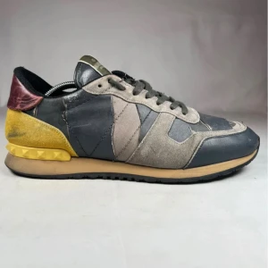 Valentino Rockrunners - Valentino Rockrunners i Gud/Vinröd/Grå/Svart | Nypris ‼️ 8200kr ‼️| Orginalbox eller dustbag ingår ej. | Skriv om du har några frågor eller funderingar så svarar vi dig så snart som möjligt! | Glöm aldrig att priset alltid kan diskuteras och sänkas! | // MvH By, Olsén, Closet.