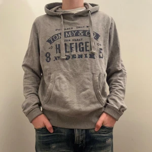 Hilfiger Denim hoodie - Modellen är 176 och väger 60 för referens. Skriv vid ytterligare frågor eller funderingar🤝