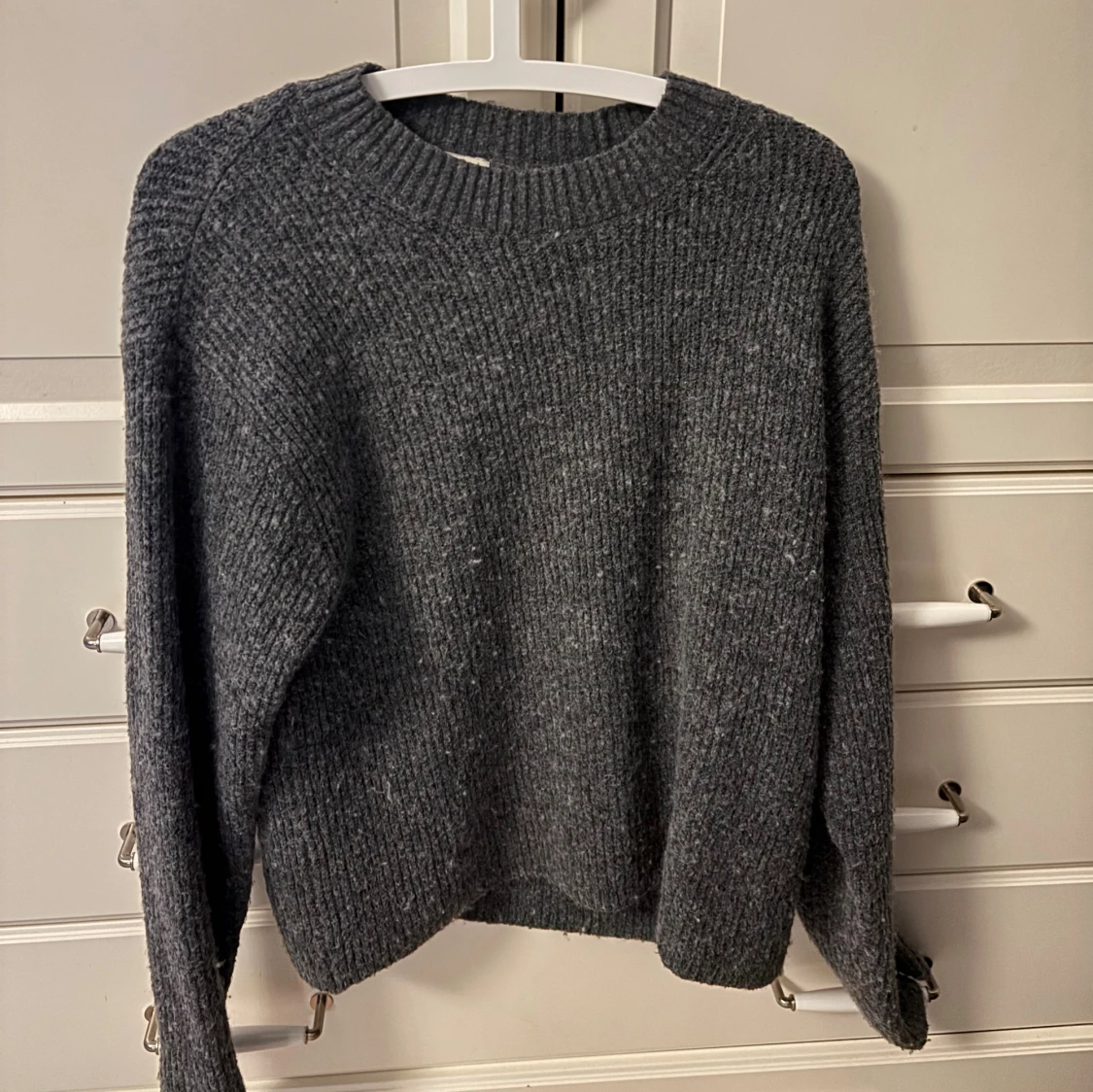 Mörkgrå stickad tröja från H&M