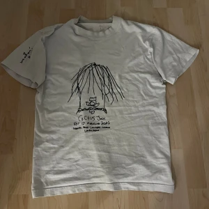 Cactus jack x i-D magazine t-shirt - Exklusiv Travis scott designad limitied edition t-shirt i sammarbete med i-d magazine. Unik design med handskrivna detaljer och text på ena ärmen. Perfekt för dig som gillar streetwear och limited edition-plagg. Obs: färgtryck på baksidan är slitet