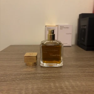 Maison Francis Kurkdjian Grand Soir - Exklusiv parfym från Maison Francis Kurkdjian Paris. Grand Soir, Eau de Parfum, 70 ml. Perfekt för dig som vill sticka ut med en lyxig och elegant doft.