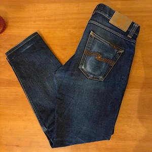 Nudie Selvedge - Säljer nu dessa riktigt feta Nudie Selvedge jeansen i storlek 29! De har en fadead mörkblå färg och är i riktigt dunder skick! De är i modellen Dry Japan. Hör av er vid funderingar!