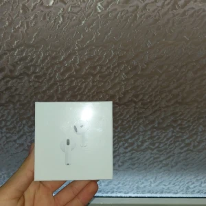 AirPods 3 - Säljer ett par helt nya Apple AirPods 3 i oöppnad originalförpackning. Perfekt för trådlös musik och samtal med hög ljudkvalitet. Passar alla Apple-enheter och laddas enkelt i det medföljande fodralet. Ingen synlig skada eller slitage på kartongen.