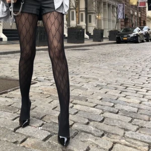 Svarta shorts från Gucci - Säljer ett par svarta äkta strumpbyxor från Gucci med klassisk, stilren design.Använda en gång,orginalartiklar  följer med och äkthesbevis.