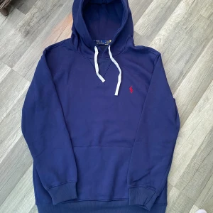 Ralph lauren hoodie - Tja säljer nu denna feta mörkblåa hoodien från Ralph lauren, mycket bra skick på den, inga fel. Sitter som M. Hör av dig för minsta fundering!