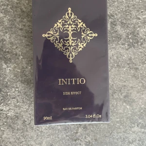 Initio Side Effect - Helt ny & oöppnad – fortfarande plastförseglad (se bilder).  En lyxig och sensuell doft med toner av rom, tobak, vanilj och kanel – varm, elegant och perfekt för höst och vinter. Initio Side Effect är känd för sin intensiva och långvariga doft som ger ett sofistikerat intryck.  Detaljer: 	•	90 ml Eau de Parfum 	•	Ny och oöppnad 	•	Unisex  Perfekt som present eller till dig som vill ha något riktigt exklusivt.