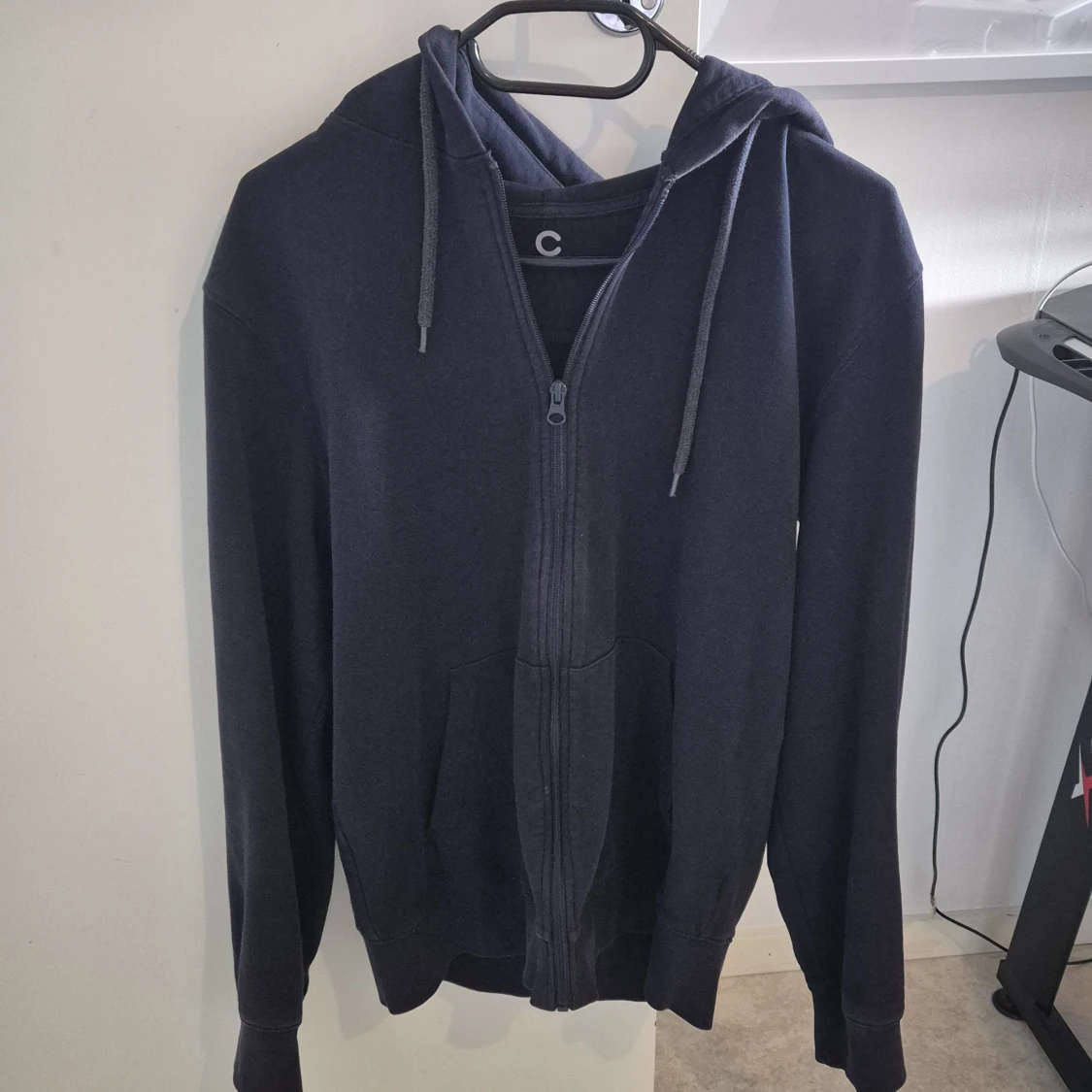 Mörkblå hoodie med dragkedja från Cubus