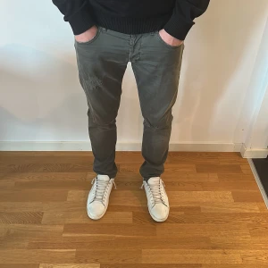 Dondup George jeans  - Säljer snygga jeans från Dondup | Storlek: 36 - Skicket på byxorna är väldigt bra utan defekter (8/10) - Nypris: 4000kr - mitt pris: 849kr - här av dig om minsta funderingar - Modellen är 183cm och väger 87kg