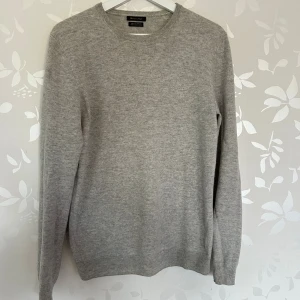 kashmirtröja  - | Supermjuk tröja i 100% kashmir från Massimo Dutti | skick 9/10 | nypris 1999kr och mitt pris 599 kr | hör av er ifall ni funderar på något!!!