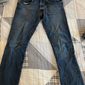 Polo Ralph Lauren jeans 32x34 - Jeans från Polo Ralph Lauren i modellen Varrick Slim Straight. Storlek 32x34. Modellen är som en smalare straight leg.